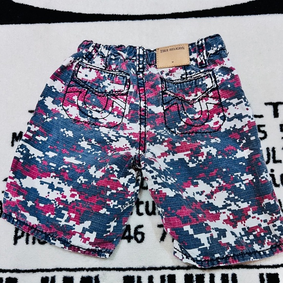 True Religion Digital Camo Back Flap Pockets Logo Shorts - Picture 1 of 4